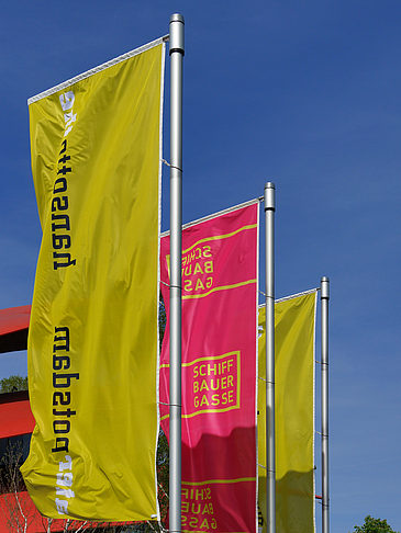 Fahnen am Theater