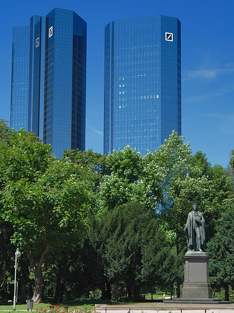 Deutsche Bank mit Statue Fotos