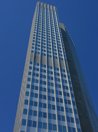 Eurotower mit Häusern Foto 