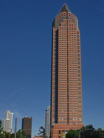 Messeturm mit Theodor-Heuss-Allee