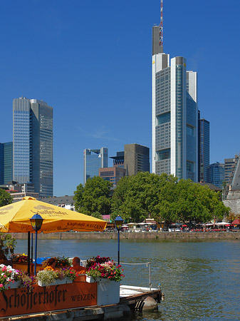 Fotos Skyline von Frankfurt mit Schöfferhofer Weizen | Frankfurt am Main