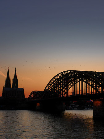 Fotos Kölner Dom hinter der Hohenzollernbrücke