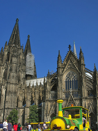 Fotos Bimmelbahn fährt zum Kölner Dom