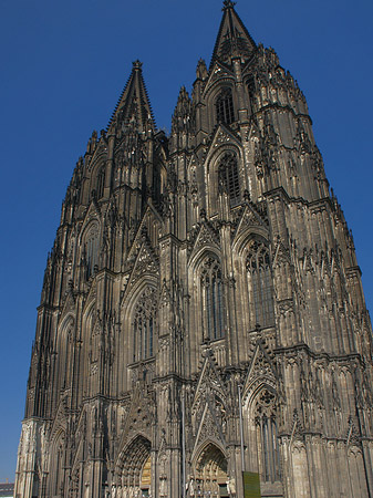 Foto Touristen tummeln sich vor Kölner Dom - Köln