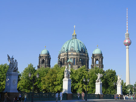Berliner Dom mit Fernsehturm Foto 