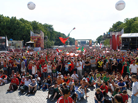 Fans am Brandenburger Tor Fotos
