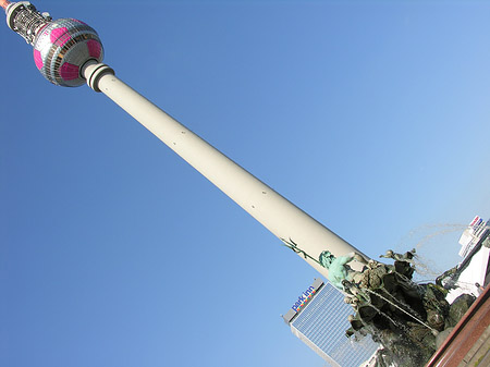 Fernsehturm mit Neptunbrunnen Fotos