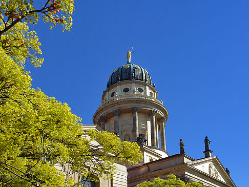 Fotos Französischer Dom mit Bäumen