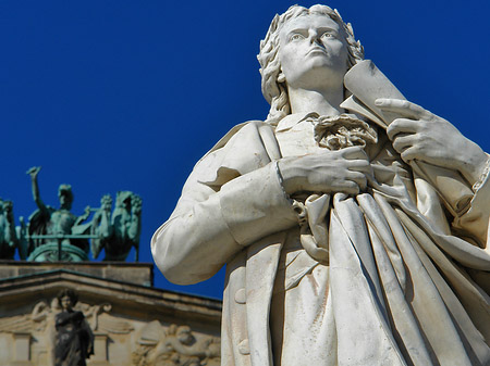 Schillerdenkmal mit Konzerthaus