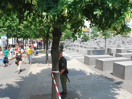 Fotos Holocaust Mahnmal mit Polizeiabsperrung | Berlin