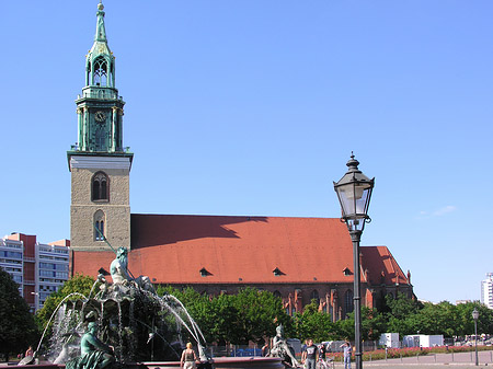 Foto Neptunbrunnen mit Marienkirche - Berlin
