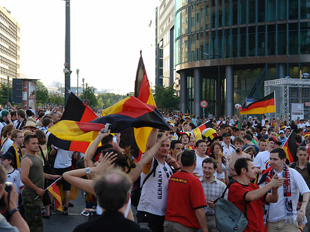 Straßenjubel am Potsdamer Platz