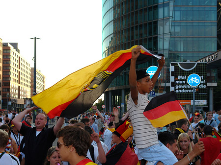 Foto Straßenjubel am Potsdamer Platz - Berlin