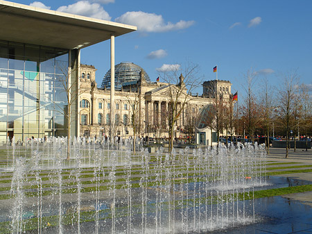 Paul-Löbe-Bau und Reichstag Foto 