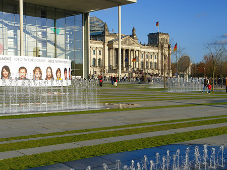 Paul-Löbe-Bau und Reichstag Foto 