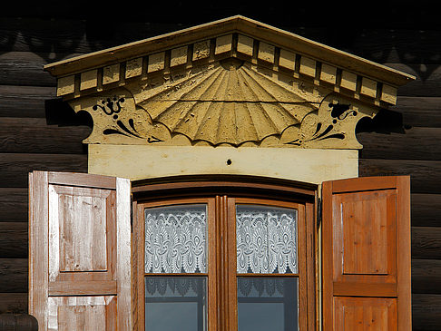 Fenster in der Russischen Kolonie Fotos