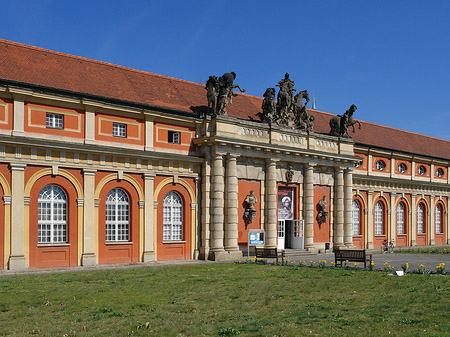 Filmmuseum mit Wiese Foto 