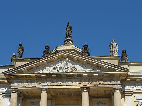 Statuen auf dem Tor Fotos