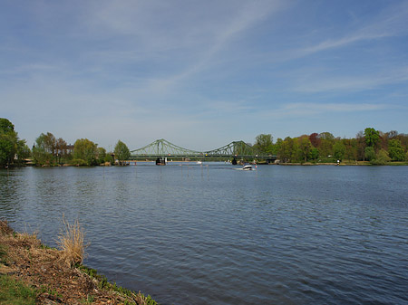 Brücke mit Ufer Fotos