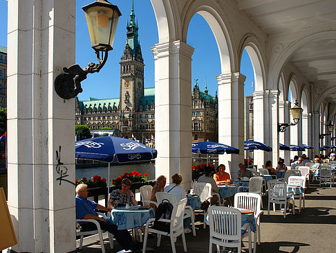Foto Blick durch die Bögen der Alster Arkaden auf das Rathaus