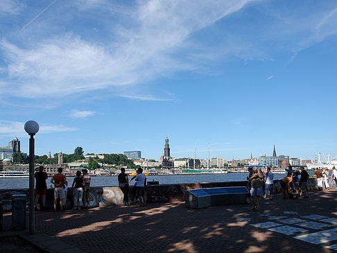 Aussichtspunkt mit Blick auf den Hafen Fotos