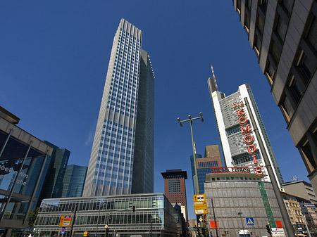 Eurotower hinter Schauspiel Frankfurt Fotos