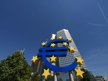 Eurozeichen mit Eurotower Fotos