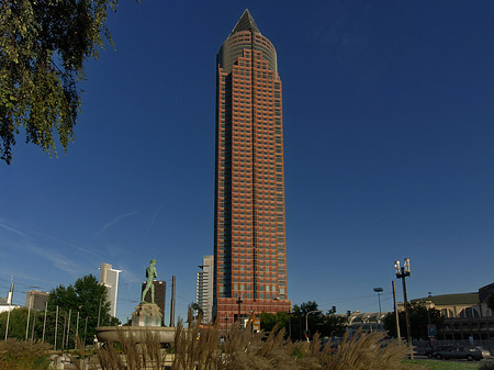 Fotos Messeturm mit Merkurbrunnen