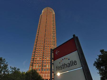 Foto Messeturm mit Festhallenschild