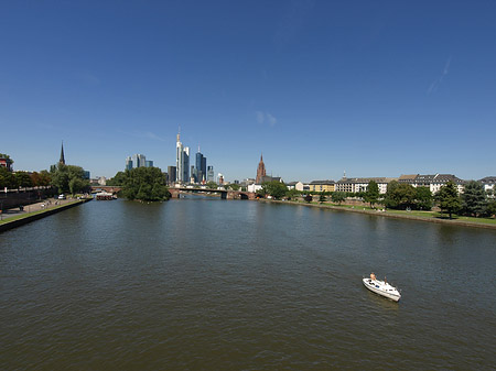 Skyline von Frankfurt mit Boot Foto 