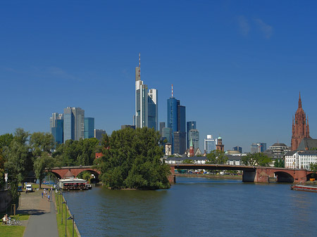 Skyline von Frankfurt mit Ufer Fotos