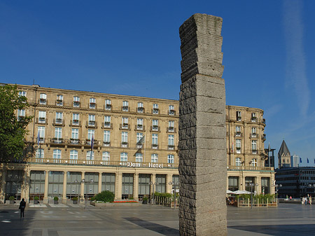 Domhotel mit Säule Fotos