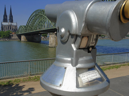 Foto Fernrohr vor der Hohenzollernbrücke
