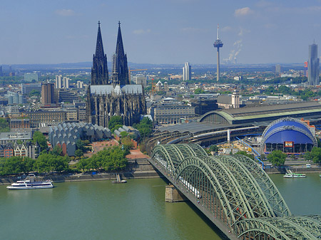 Fotos Hohenzollernbrücke und Kölner Dom aus der Ferne | Köln