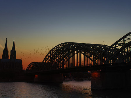 Kölner Dom hinter der Hohenzollernbrücke Foto 