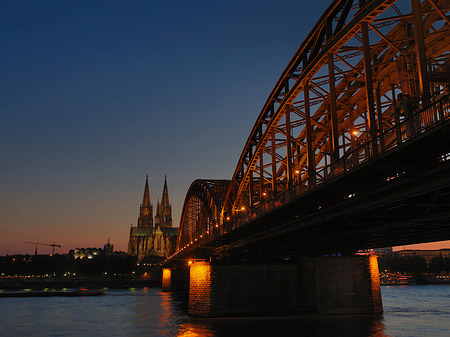 Kölner Dom hinter der Hohenzollernbrücke
