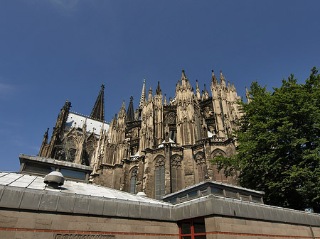 Kölner Dom mit Dombauhütte