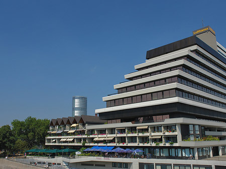 Lufthansa vor Triangelturm Foto 