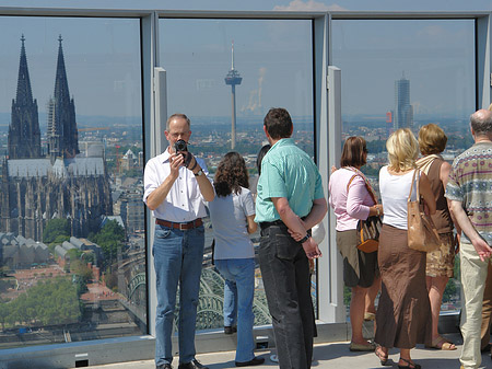 Besucher gucken auf den Kölner Dom Fotos
