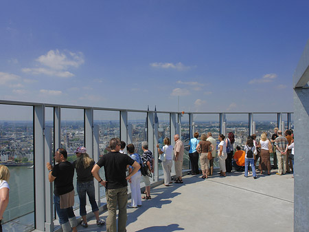 Besucher gucken auf Köln Foto 