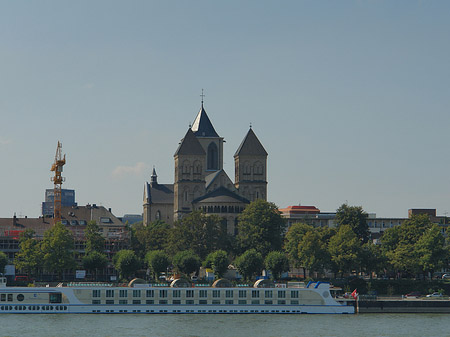 Schiff fährt vor St Kunibert Fotos
