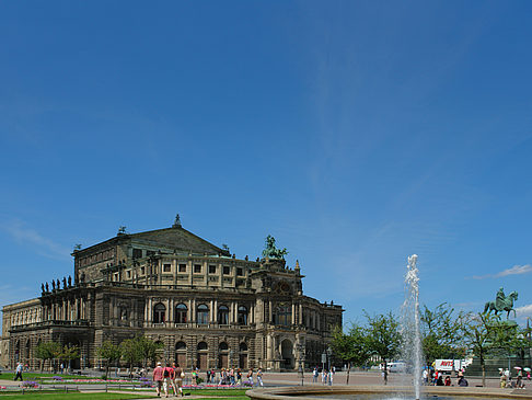 Semperoper mit Springbrunnen