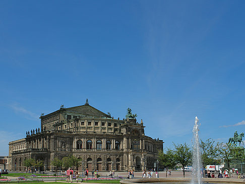 Semperoper mit Springbrunnen Foto 