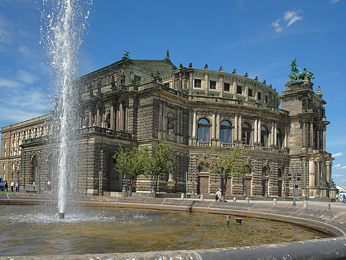 Semperoper mit Springbrunnen Foto 